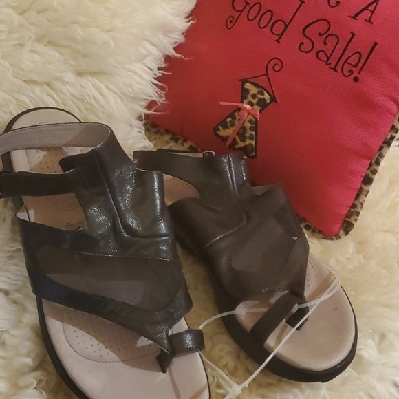 Tsubo Shoes - Flash sale 😍TSUBO  LEATHER SIZE 9 SANDALS